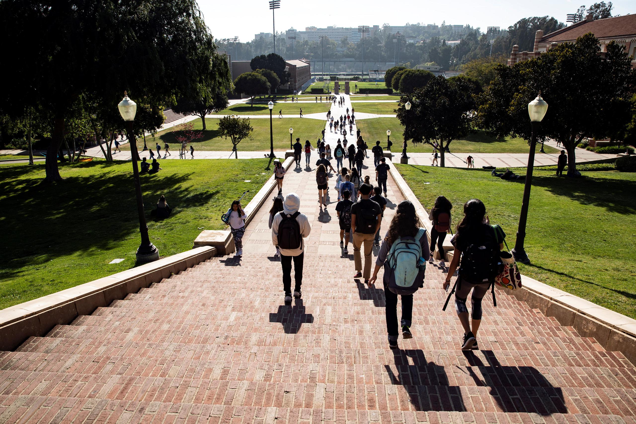Fotografía de archivo que muestra a estudiantes caminando en el campus de la Universidad de California en Los Ángeles (UCLA) en Los Ángeles, California (EE. UU.). EFE/ Etienne Laurent
