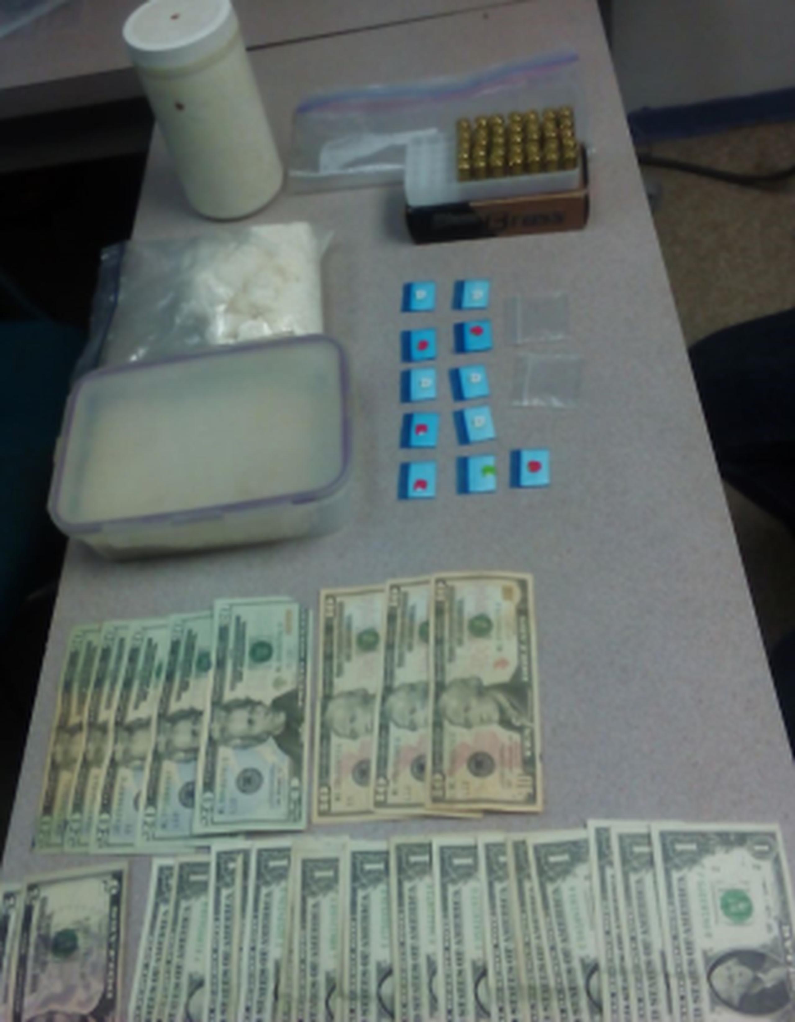 En el lugar se ocupó 505 gramos de cocaína, 11 bolsas de cocaína, $157 en efectivo y 35 balas .40. (Suministrada)