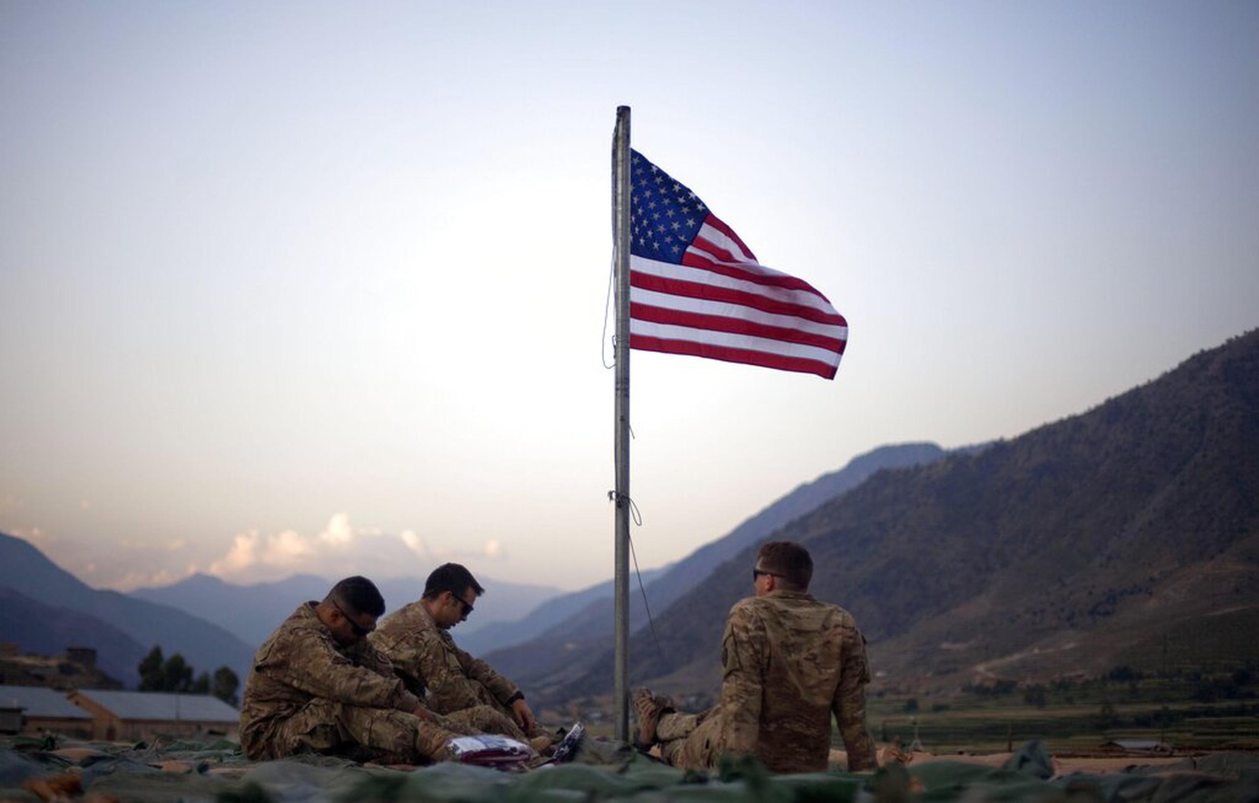 Soldados estadounidenses junto la bandera de Estados Unidos en Afganistán.