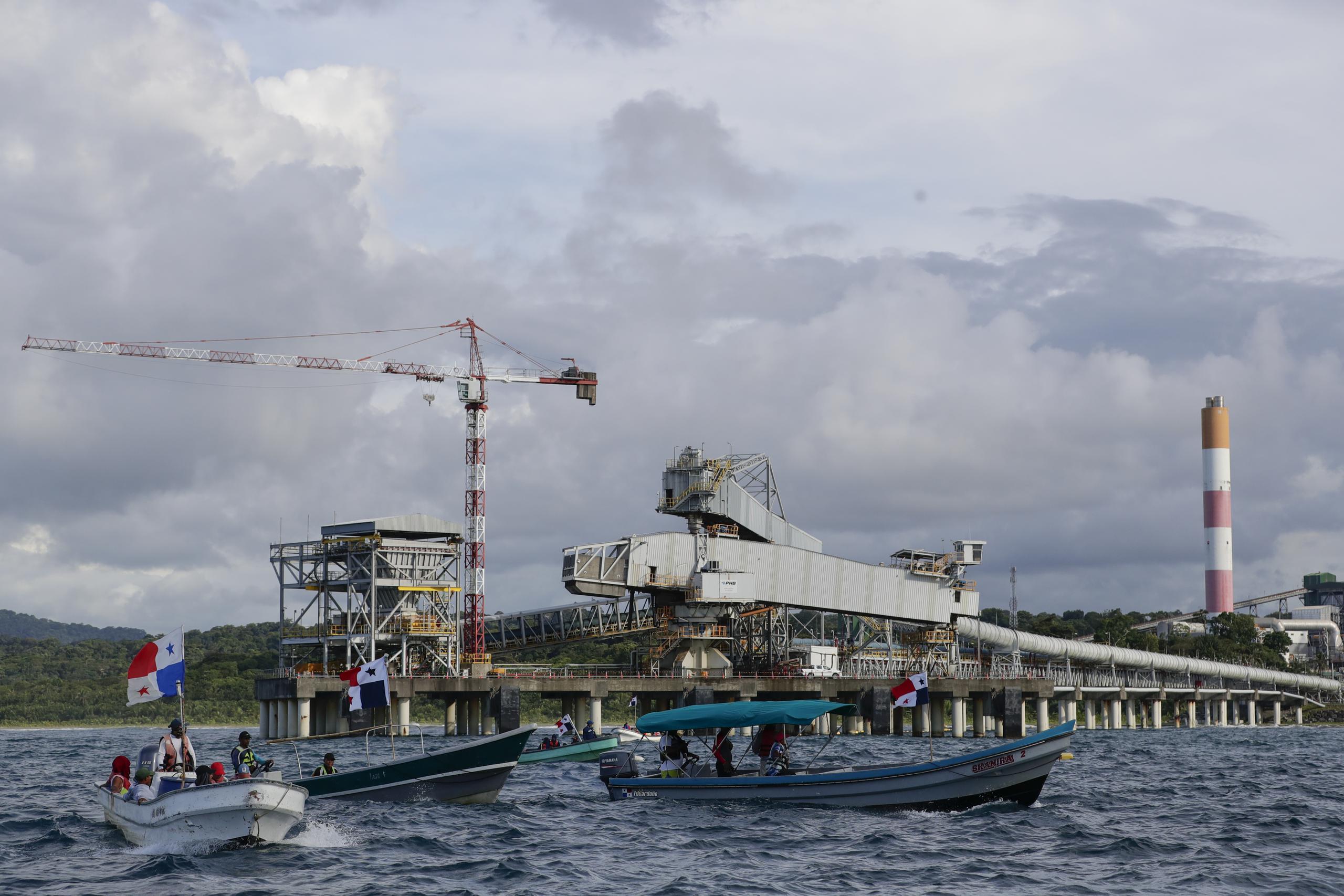 Las redes sociales han bautizado a estos pescadores como los "guerreros del mar", que con su protesta han obligado a la minera a reducir las operaciones de procesamiento de minerales.