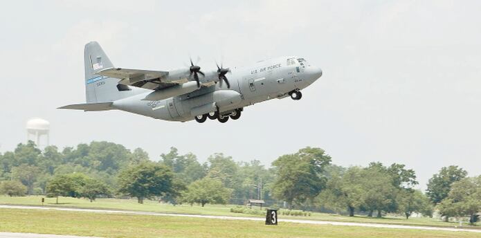 Despega avión especializado de Huracanes