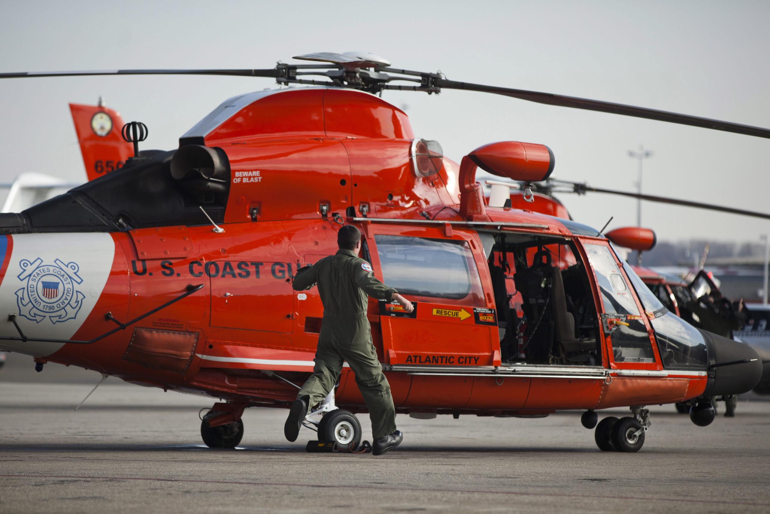 Un helicóptero de la Guardia Costera. (Imagen de archivo/EFE/JIM LO SCALZO)