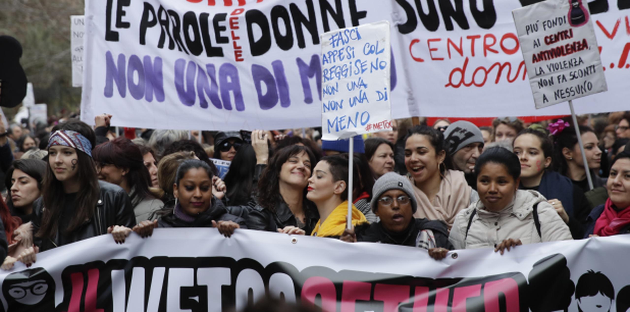 Concurrida manifestación en Roma, Italia, una de muchas hoy en reclamo de respeto a los derechos de las mujeres. (AP)