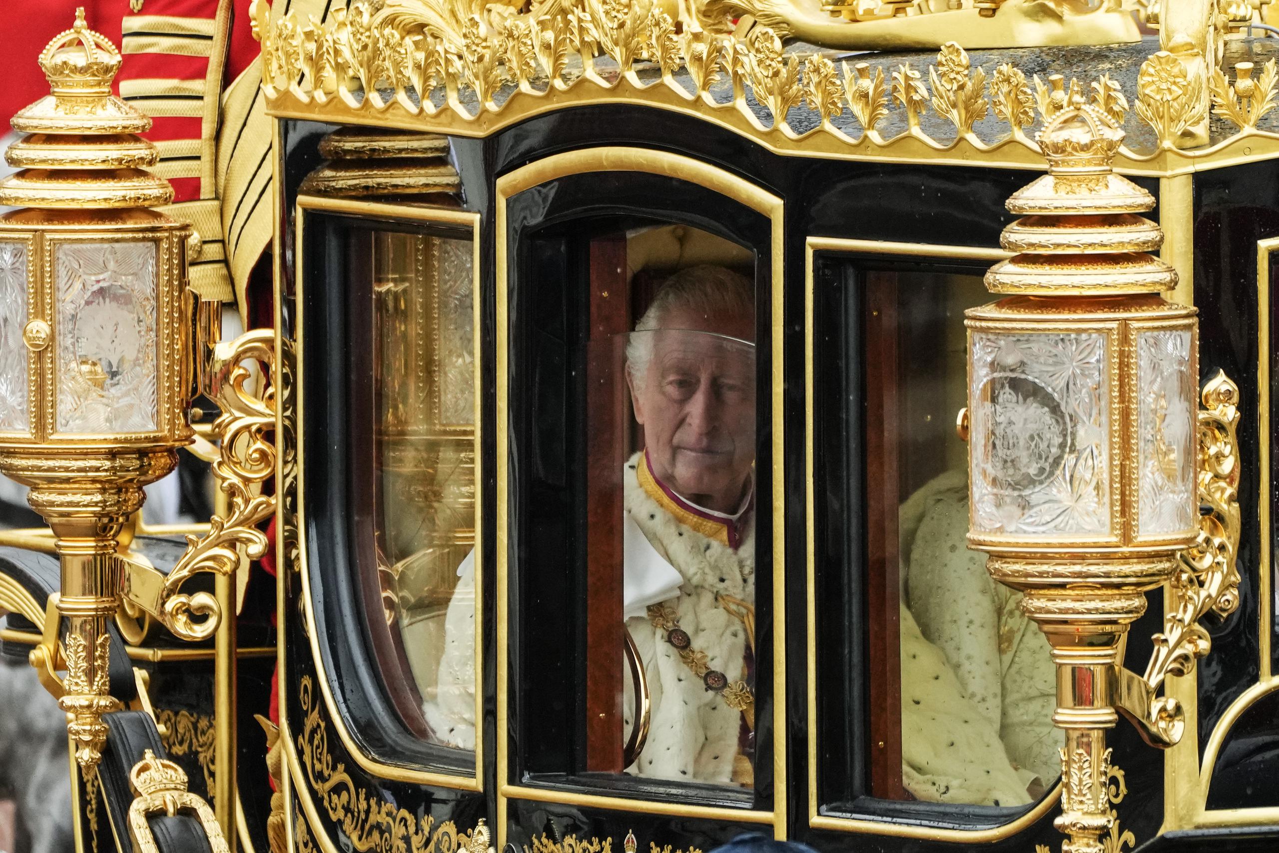 La ceremonia comenzó con el traslado del rey Carlos III del Palacio de Buckingham a la Ambadía de Westminster sobre el imponente carruaje del Jubileo de Diamantes.