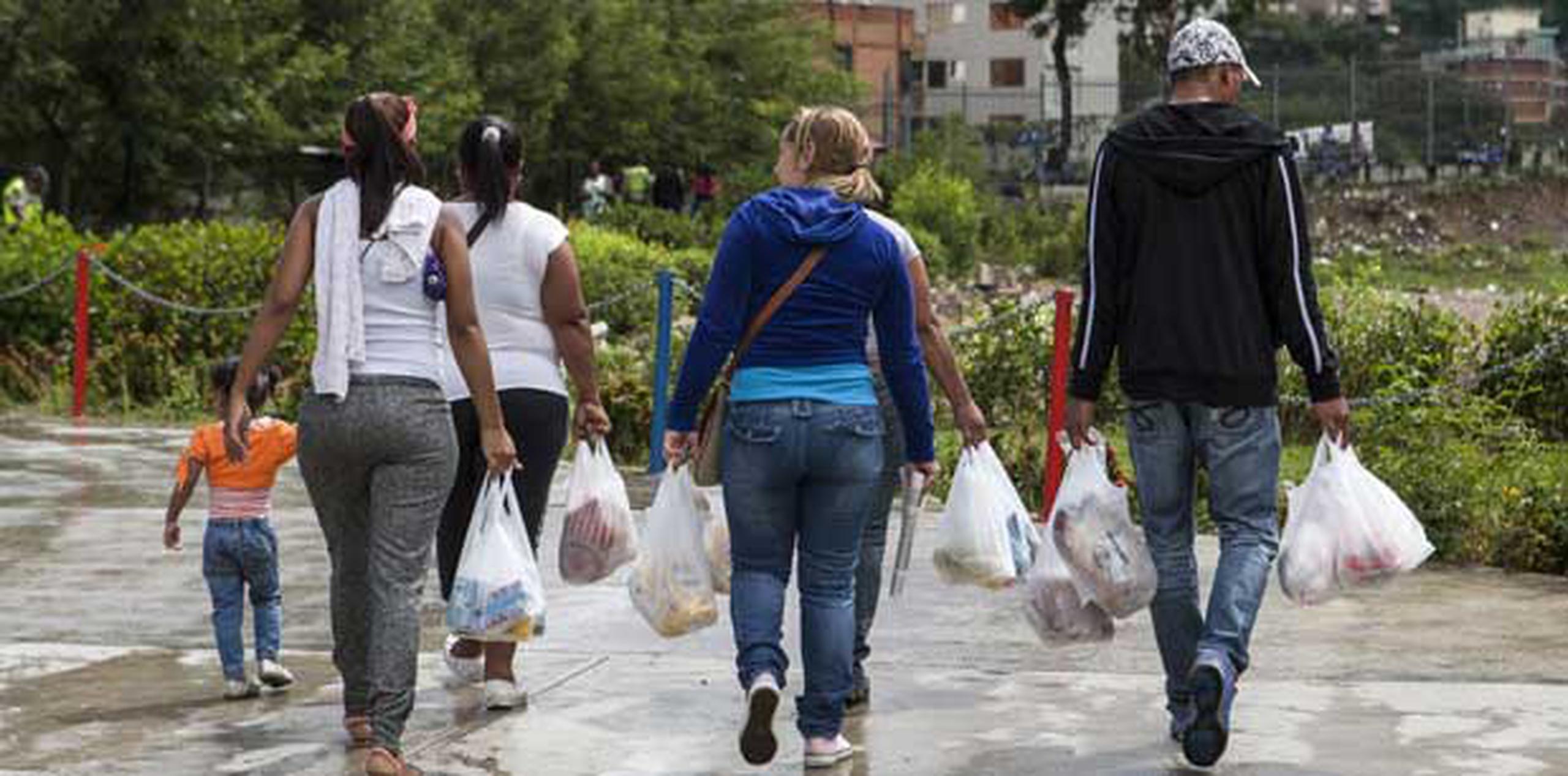El Gobierno venezolano lucha desde hace meses contra el desabastecimiento de productos de primera necesidad en el país, una situación de la que responsabiliza a una "guerra económica" por parte de empresas privadas. (EFE)