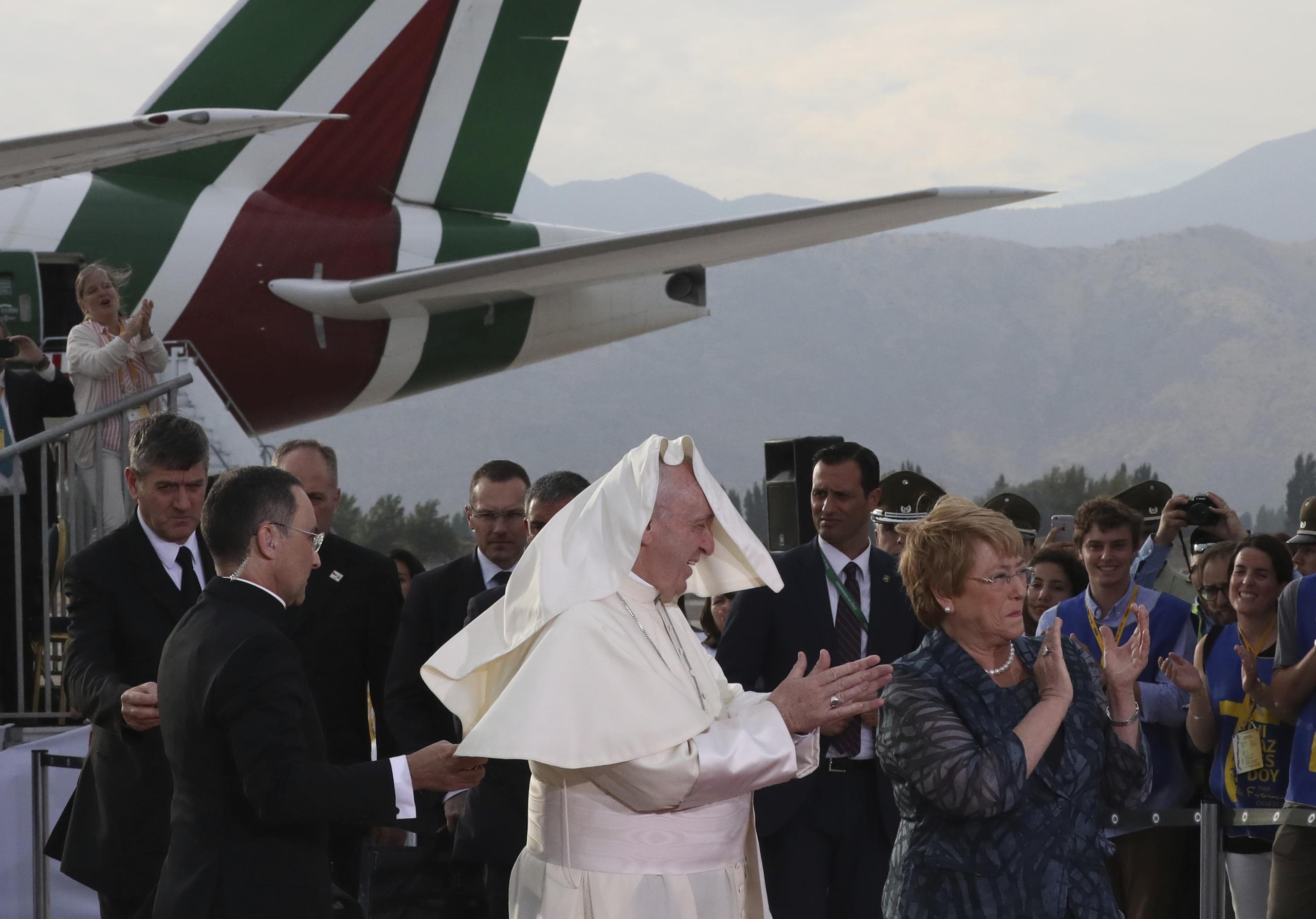 El papa es recibido por la presidenta Bachelet. (AP)