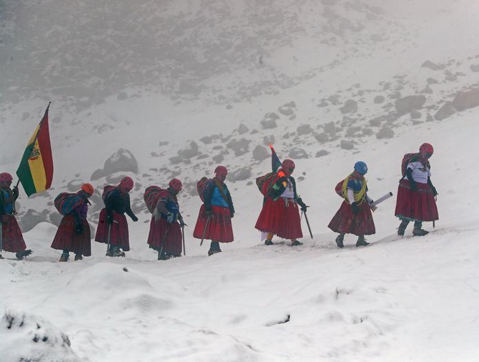 Varias mujeres aimaras, conocidas como las cholitas escaladoras "Bolivia Climbing". EFE/Martín Alipaz
