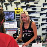 Presenta fallas revisión de antecedentes en compras de armas