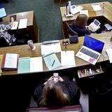 Jueza en Oklahoma renuncia por enviar mensajes de texto durante un juicio