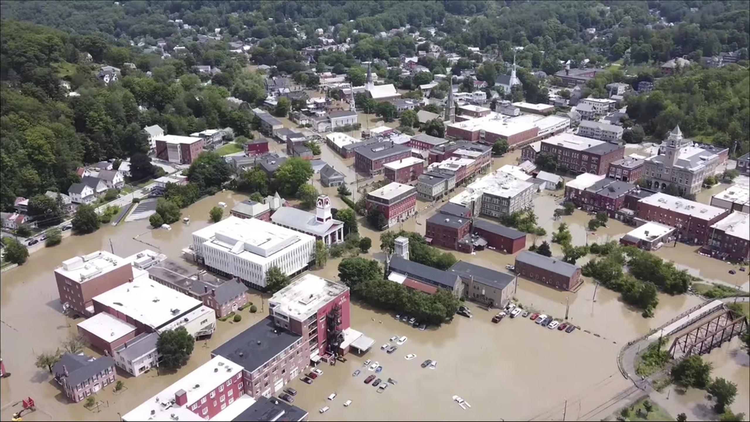 Esta captura de un video de un dron, cortesía de la Agencia de Agricultura, Alimentos y Mercados de Vermont, muestra las inundaciones en Montpelier, Vermont, el 11 de julio de 2023.