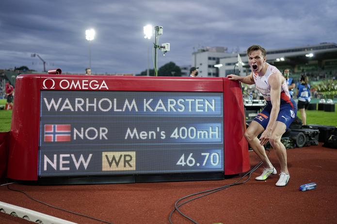 El noruego Karsten Warholm festeja frente a un marcador electrónico que muestra su récord mundial en los 400 metros con vallas, el jueves 1 de julio de 2021, en una competición de la Liga Diamante en Oslo.