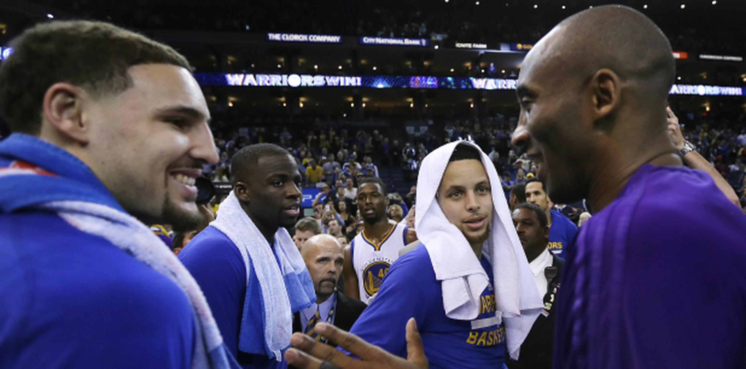 Kobe Bryant conversa con los jugadores de los Warrios y les ofrece consejos.