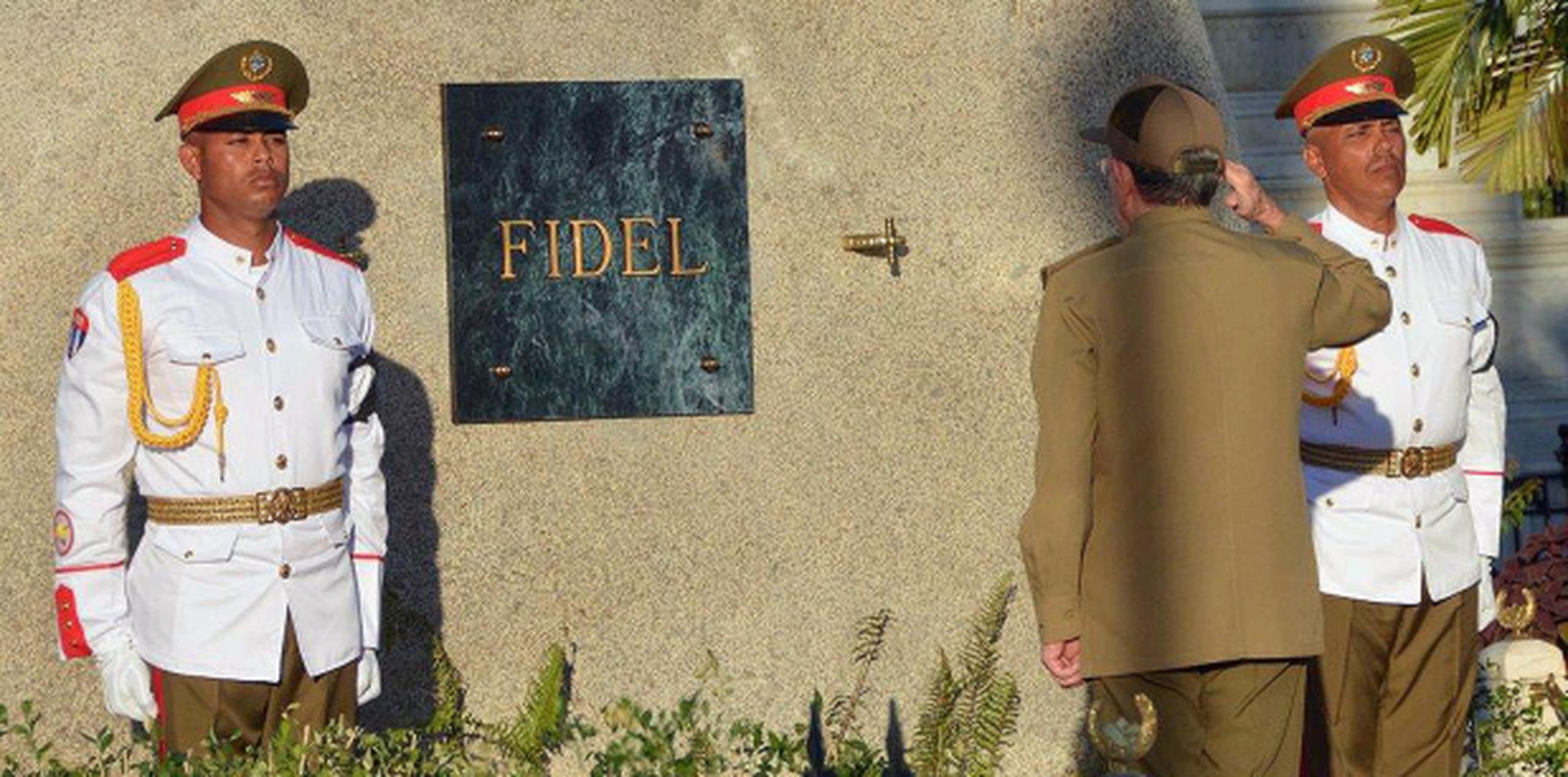 El hermano de Fidel Castro y actual presidente de Cuba, Raúl Castro, se despide con un saludo militar frente al lugar donde descansarán sus cenizas. (AP)