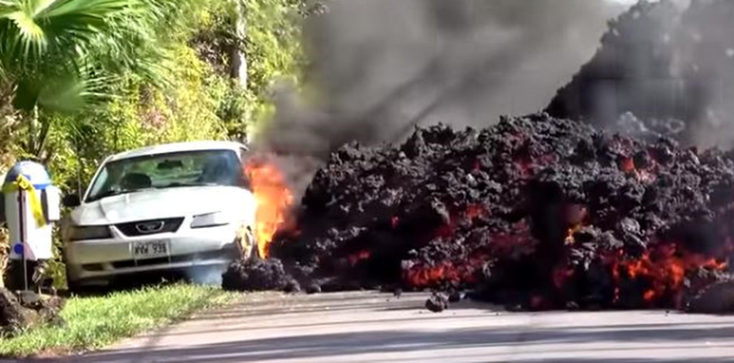 Un testigo grabó cómo la lava se abre paso por un bosque derribando una vaya de metal y segundos después derritiendo la estructura del auto gris. (Captura)