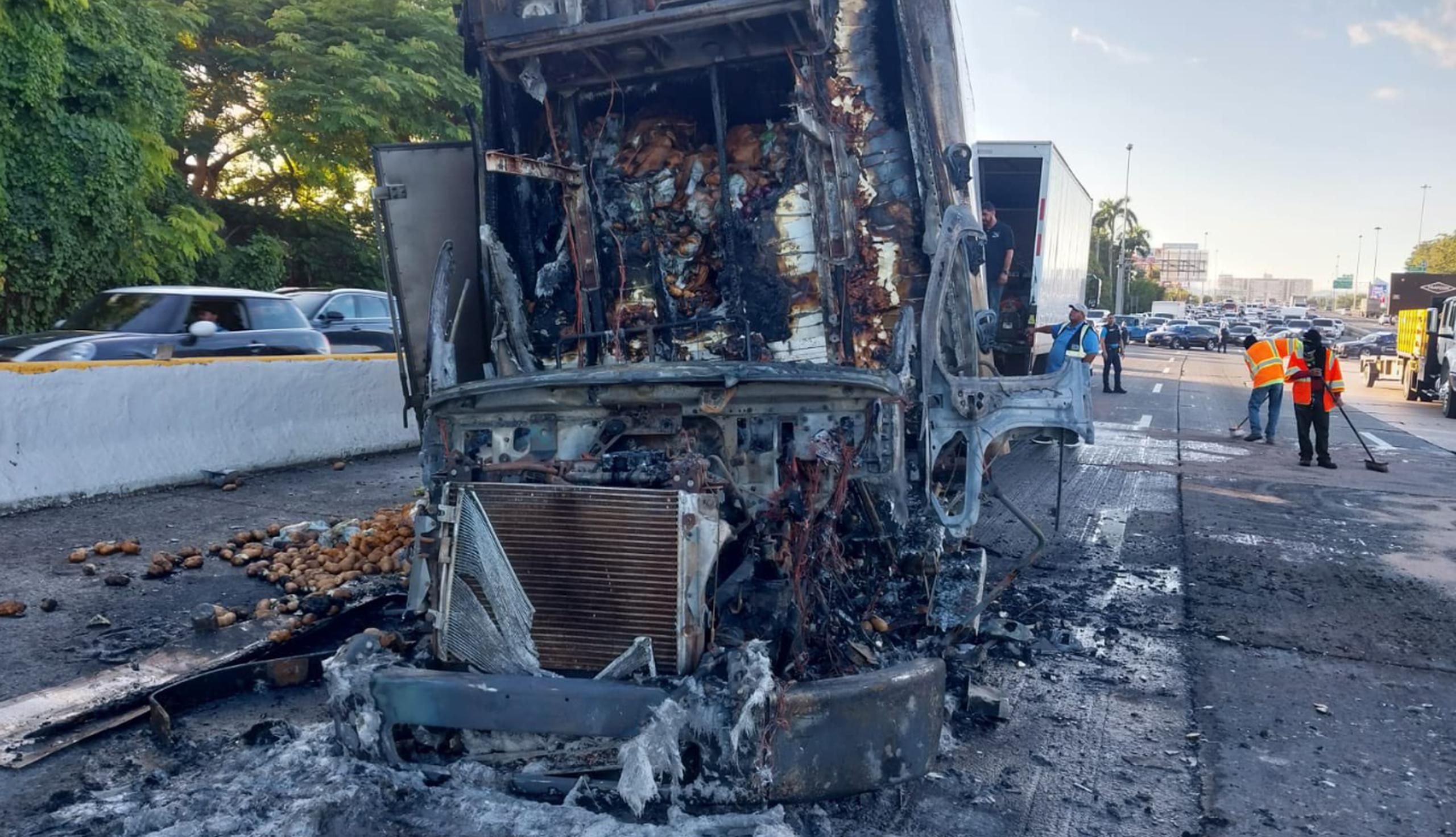 Imagen del camión que se incendió en el expreso Las Américas.