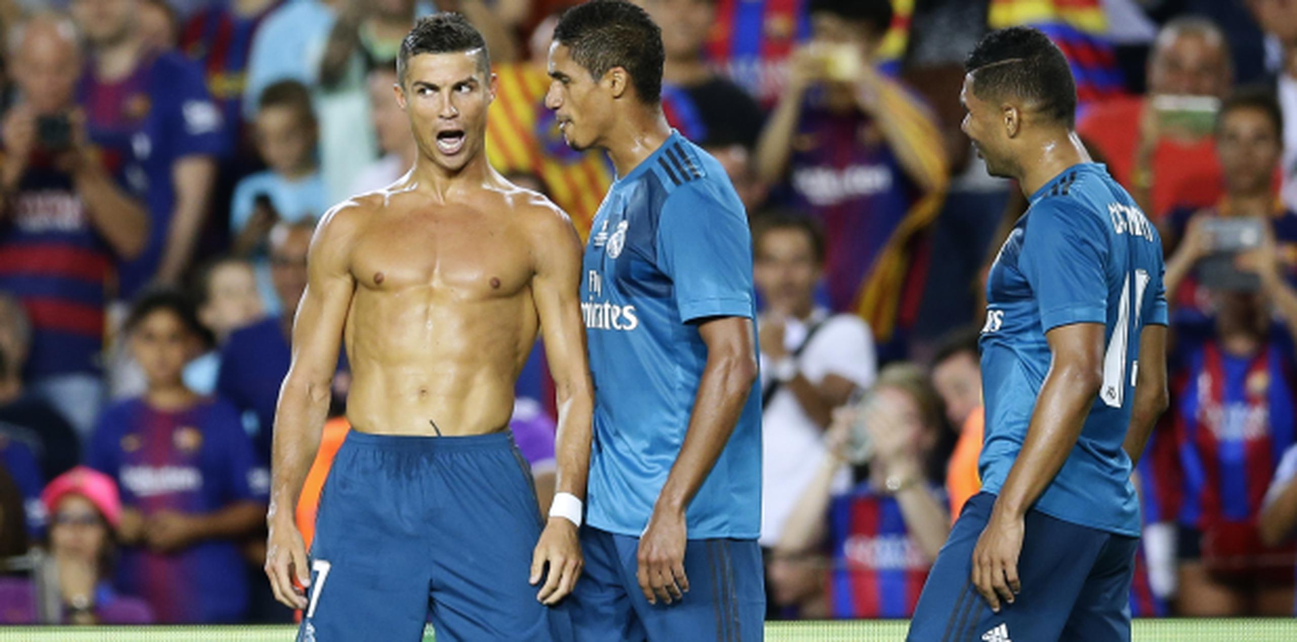Cristiano se llevó la primera tarjeta amarilla por quitarse la camiseta para lucir sus músculos durante el festejo en el Camp Nou. (AP/Manu Fernandez)