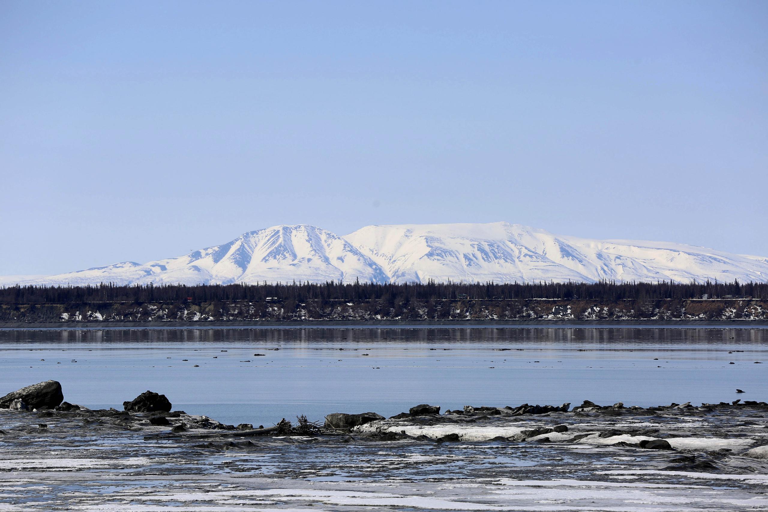 El Monte Susitna el viernes 16 de abril de 2021, en el otro lado de la ensenada de Cook, desde el centro de Anchorage, Alaska. (AP Foto/Mark Thiessen, Archivo)