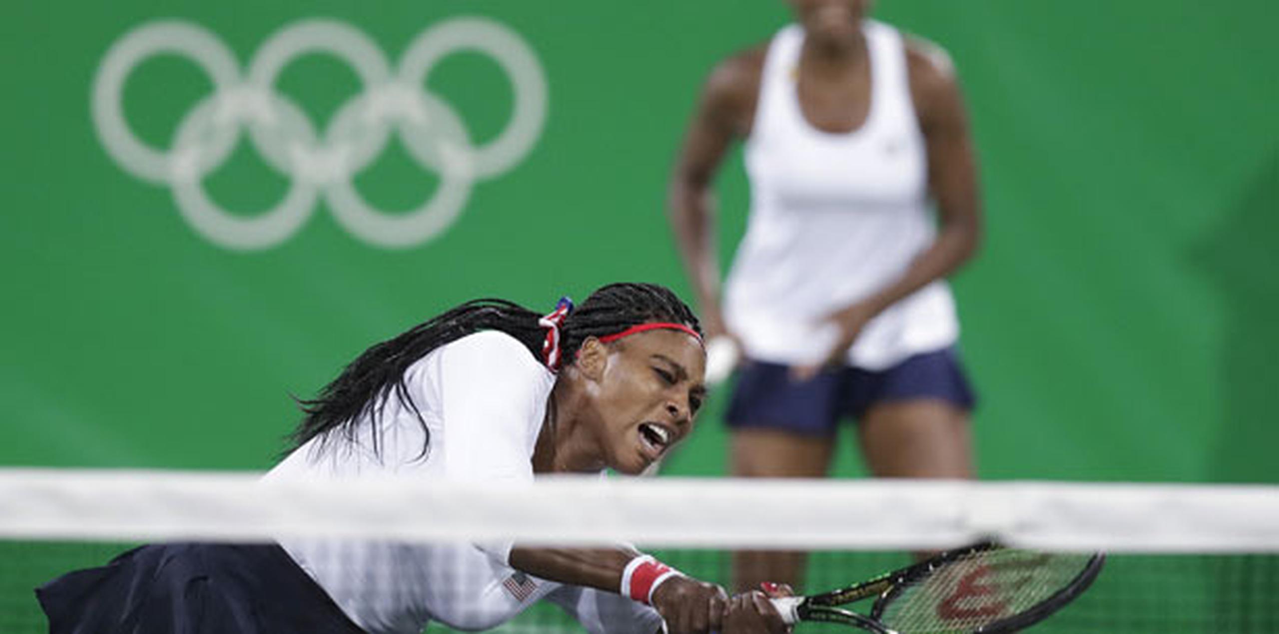 Las hermanas Williams llegaron al partido del domingo con una foja de 15-0 en su carrera en dobles en los Olímpicos. (AP/Charles Krupa)