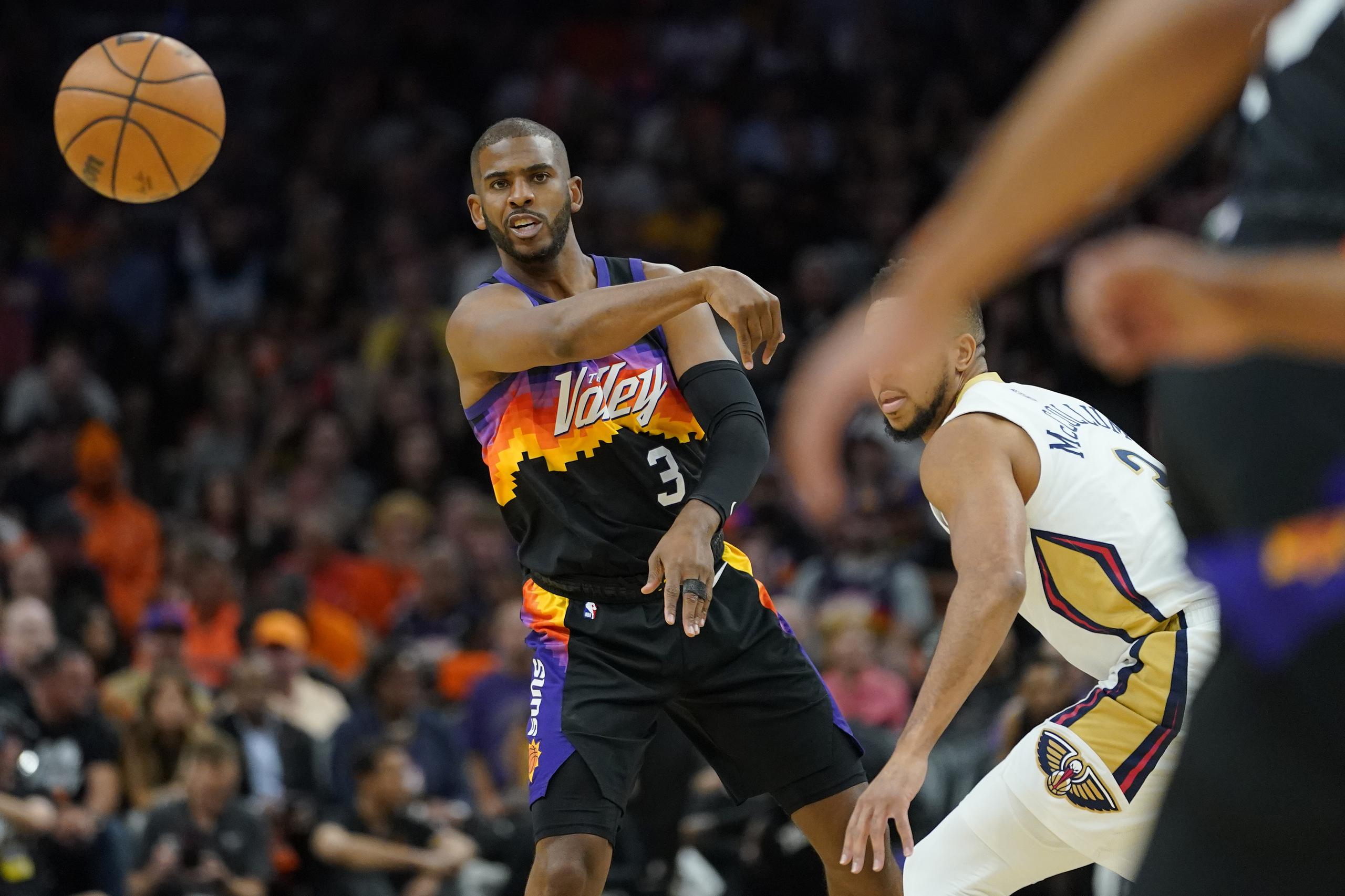 El jugador de los Suns de Phoenix Chris Paul (3) pasa el balón en la primera mitad del Juego 5 de la  primera ronda de playoffs de la NBA contra los Pelicans de Nueva Orleans, el martes 26 de abril de 2022, en Phoenix. (AP Foto/Matt York)