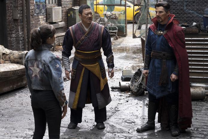 Xochitl Gómez como "América Chavez", Benedict Wong como "Wong" y Benedict Cumberbatch es el "Doctor Strang" en  "Doctor Strange in the Multiverse of Madness".