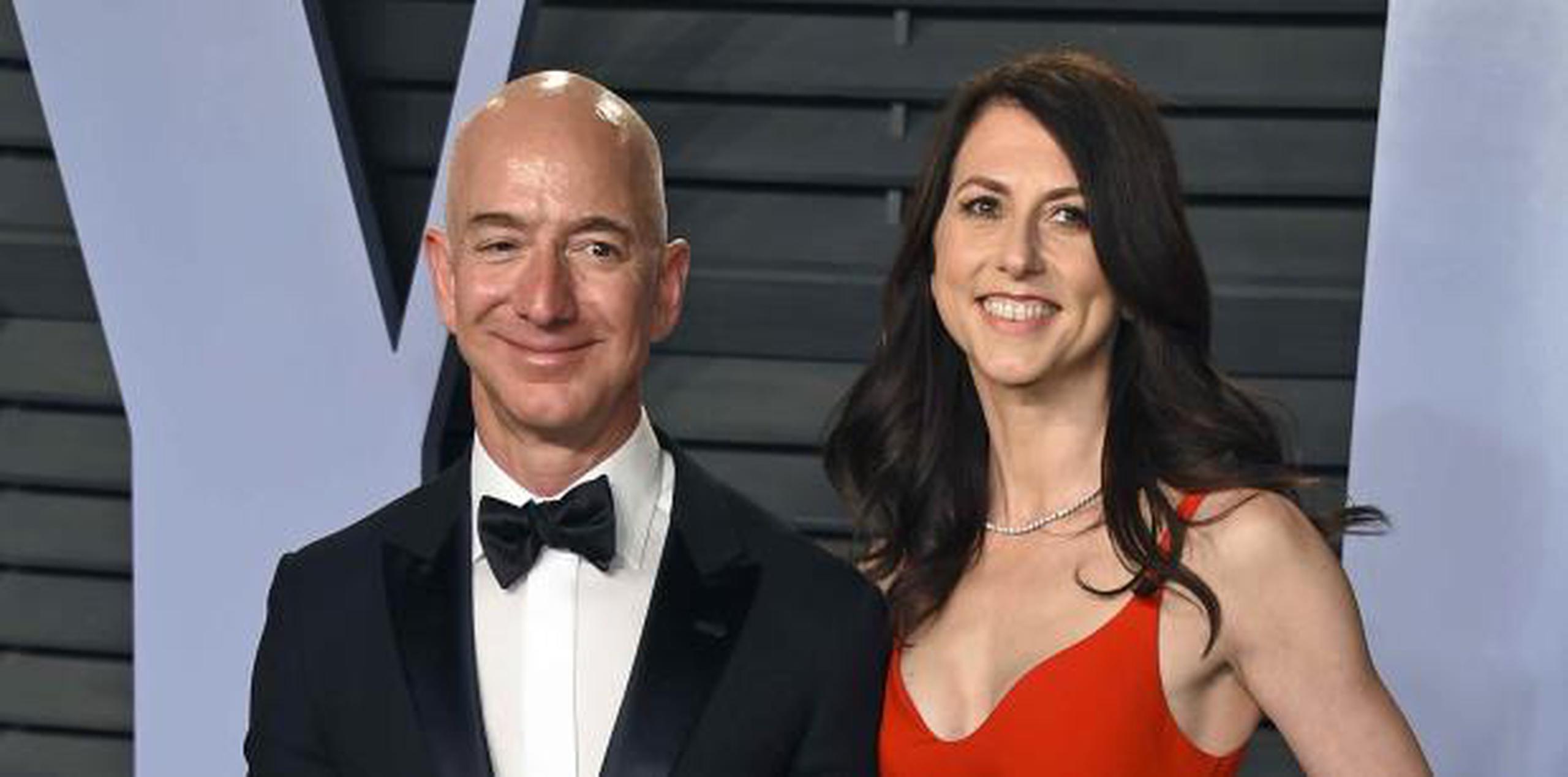 Bezos, aquí con su aún esposa MacKenzie, fundador de Amazon y también propietario del diario The Washington Post, es considerado la persona más rica del mundo, con una fortuna estimada de alrededor $137,000 millones. (archivo)

