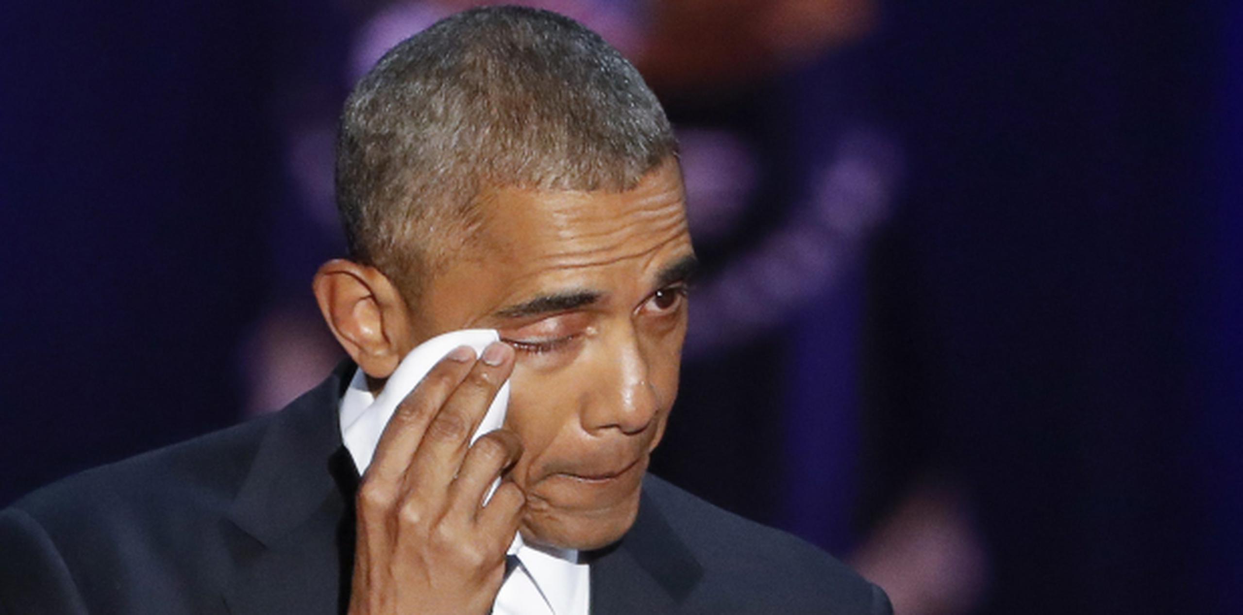 Obama se seca las lágrimas durante su discurso de despedida llevado a cabo ayer en el McCormick Place de Chicago. (EFE/Kamil Krzaczynski)
