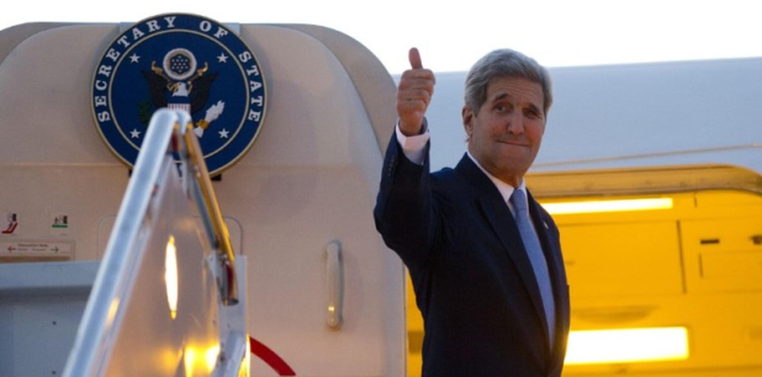 Kerry llegó a las 9:00 a.m. a bordo de un avión del Departamento de Estado de EE.UU. en el que se leía en uno de los costados "United States of America". (AFP)