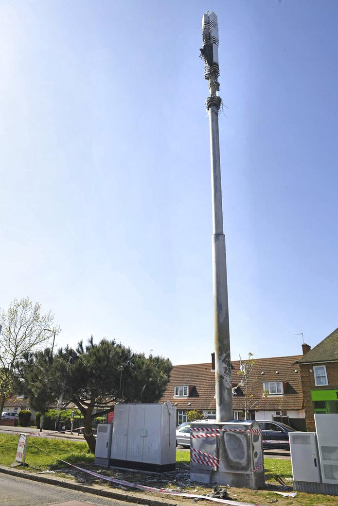 Torre de telefonía celular quemada en Dagenham, Inglaterra.