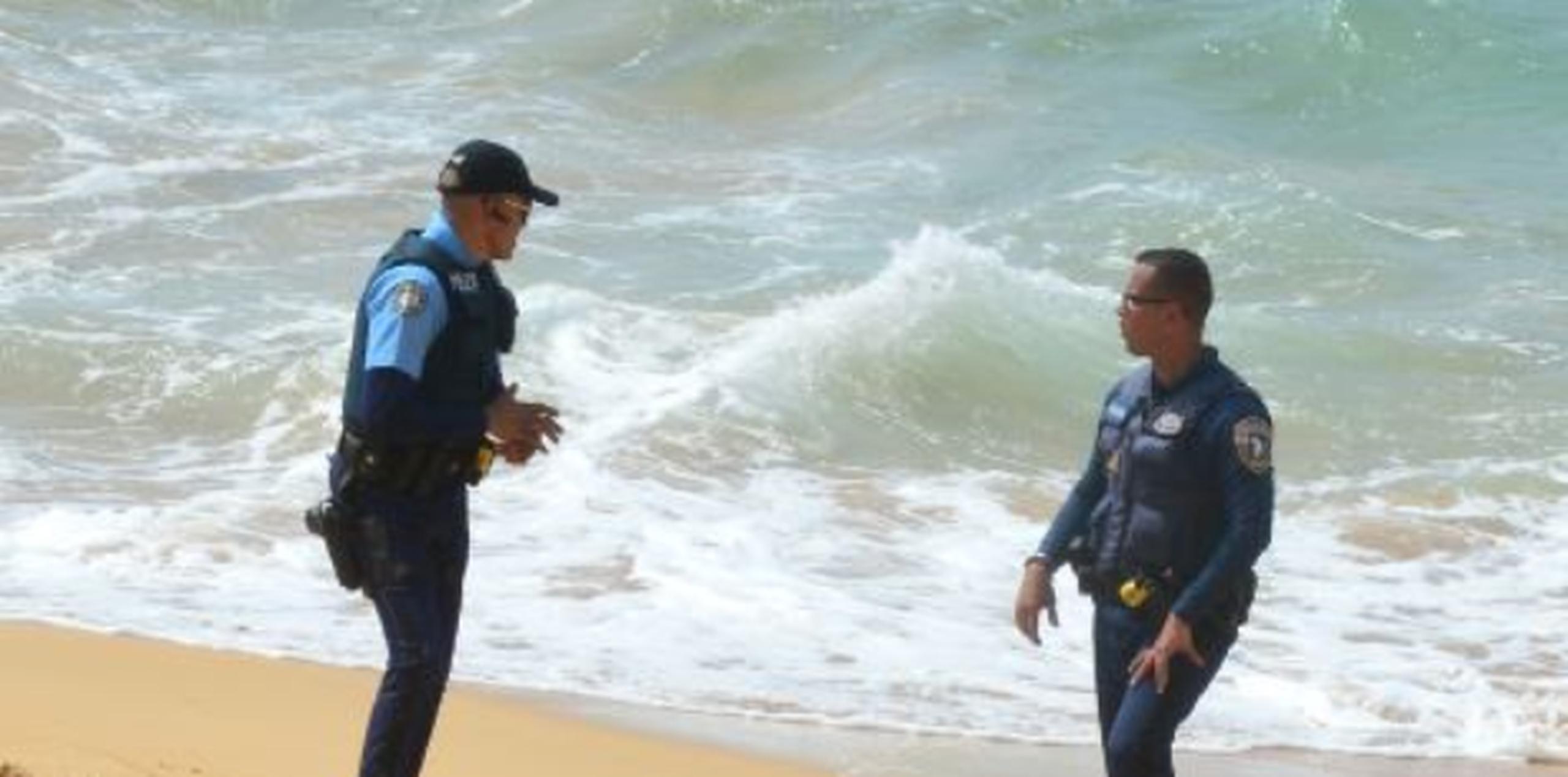 El niño Steven Yomar Delgado, de 8 años fue encontrado flotando en la playa a eso de las 12:45 p.m. de ayer y a su hermanito en la orilla. (luis.alcaladelolmo@gfrmedia.com)