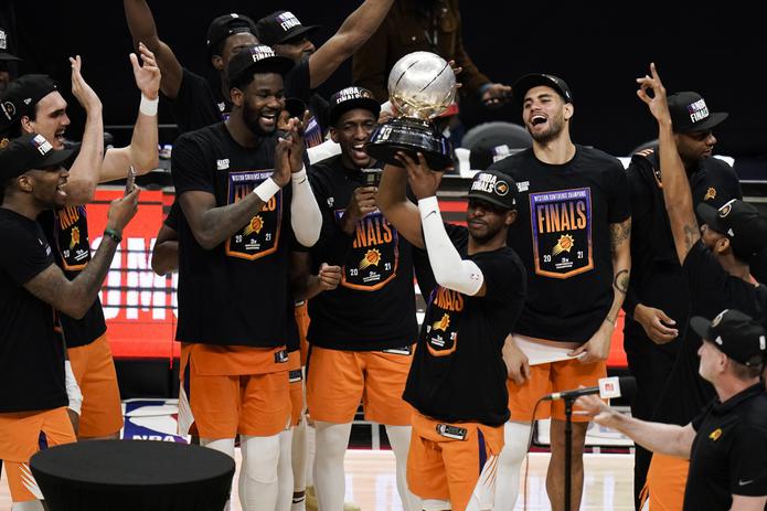Chris Paul levanta el trofeo que los certifica como campeones de la Conferencia Oeste después de eliminar a los Clippers en seis juegos.