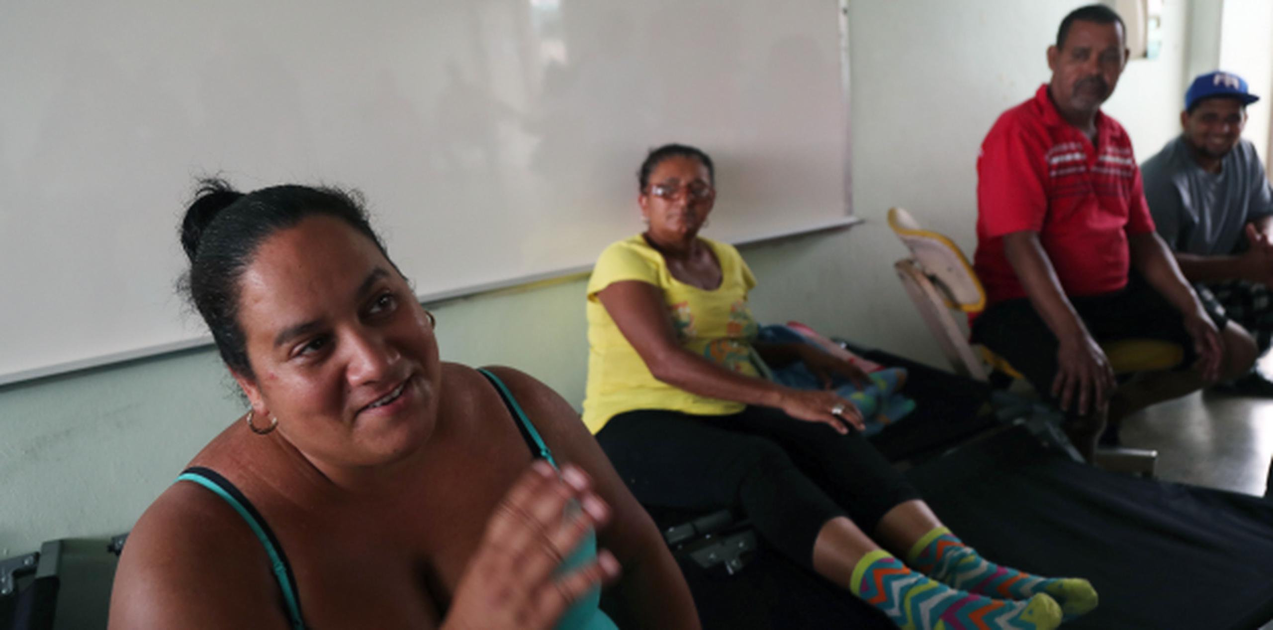 María Sánchez y su familia se refugiaron luego que pasara el huracán, el jueves en la tarde, porque se le inundaron sus hogares. (david.villafane@gfrmedia.com)
