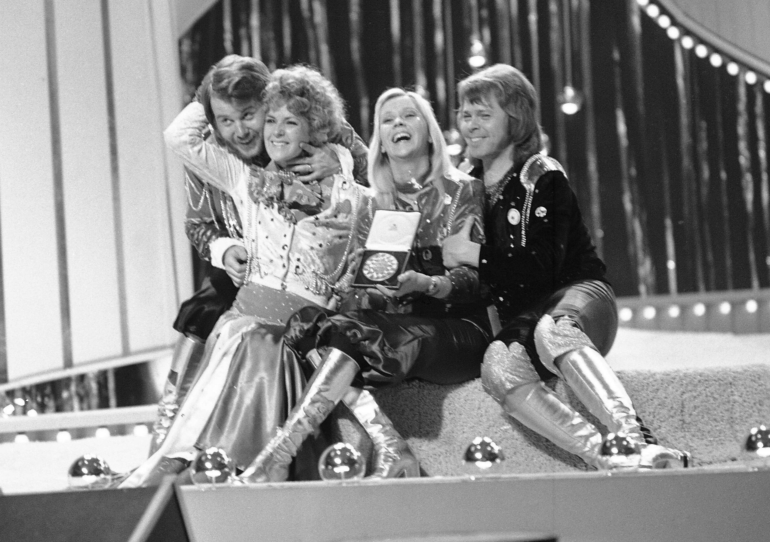 En esta fotografía de archivo del 6 de abril de 1974, el grupo pop sueco ABBA celebra su victoria en el Festival de la Canción de Eurovisión de 1974 con su canción "Waterloo".