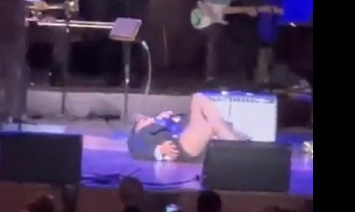 Alejandra Guzmán falls on stage and leaves the concert in an ambulance