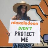 Actriz protesta contra el abuso infantil que sufrió en Nickelodeon