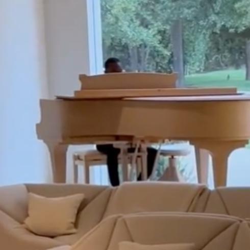 ¡Que qué! Kim Kardashian contrató a pianista para que despertara a sus hijos