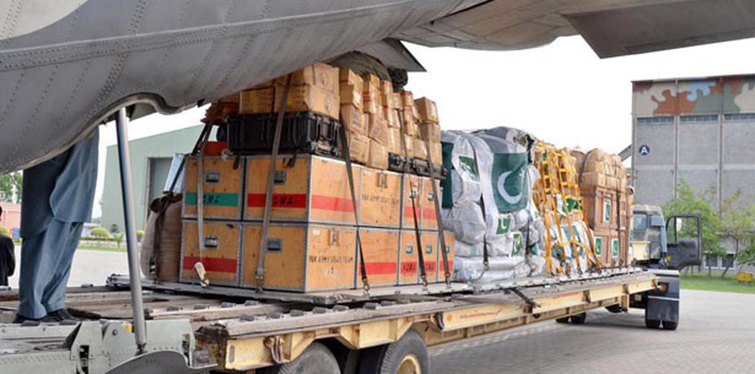 Además de comestibles y agua, Pakistán también envió doscientas tiendas de campaña y seiscientas mantas. (EFE/EPA/ISPR)