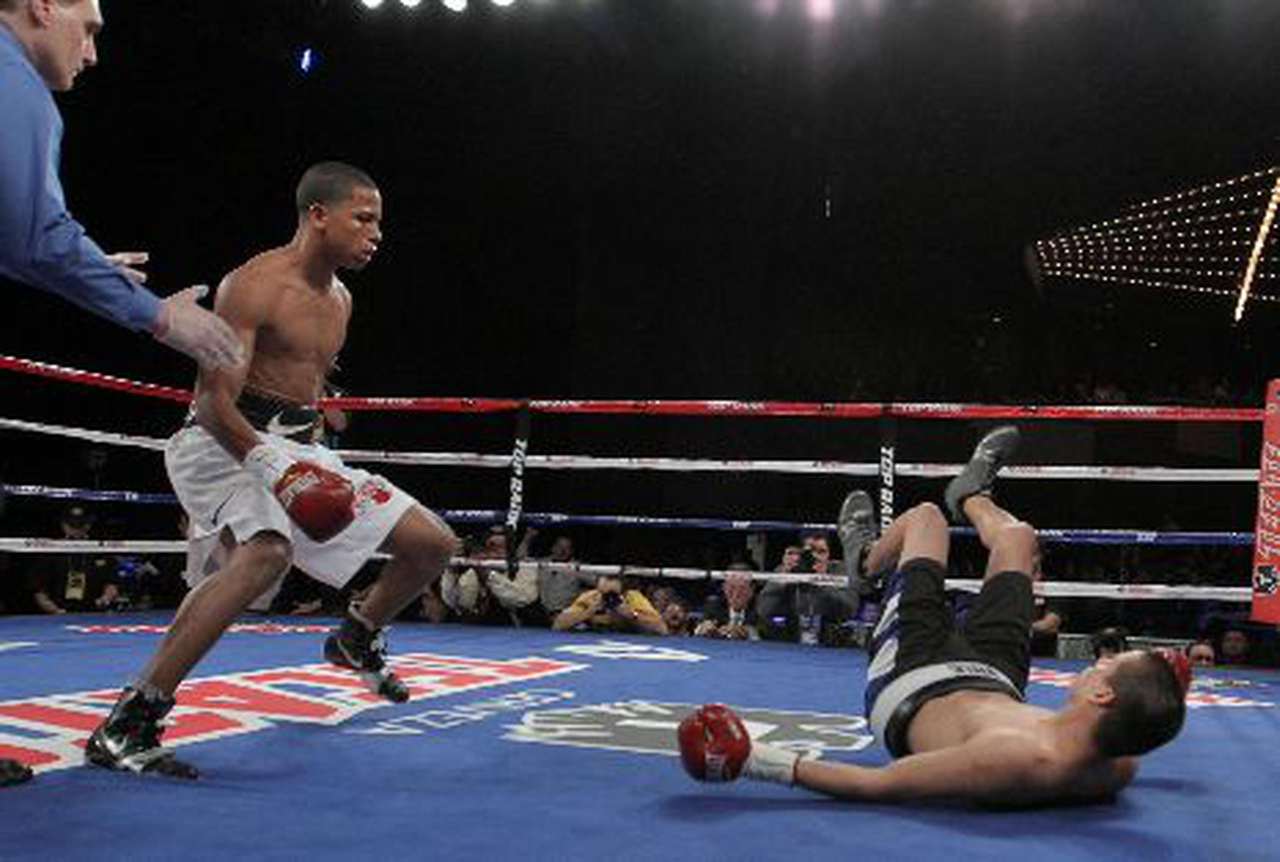 Félix Verdejo observa en el suelo a su rival Tomi Archambault al tumbarlo en el mismo primer asalto en su pelea del sábado.&nbsp;<font color="yellow">(Suministrada / PR Best Boxing / Joel Colón)</font>