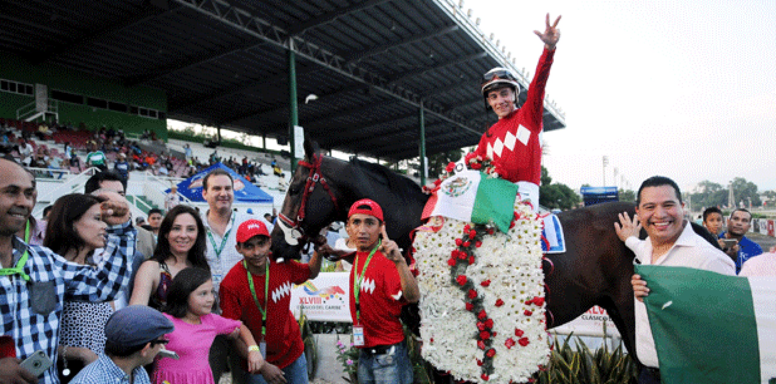 El jinete Luis Contrersas celebra su triunfo en la Copa Confraternidad a bordo del ejemplar Eclaire en el círculo de ganadores del Hipódromo Presidente Remón, de Panamá. (Suministrada)
