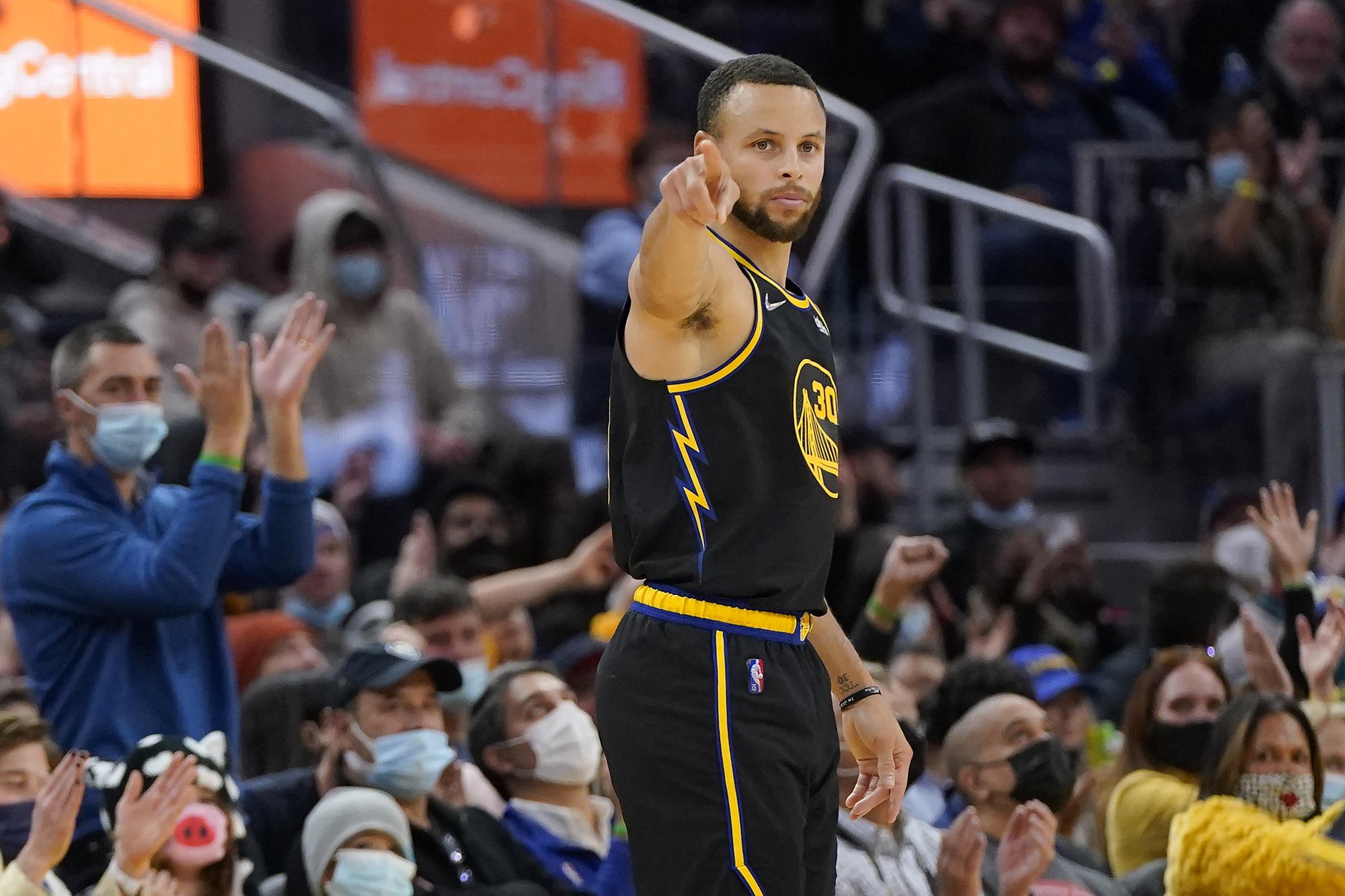 Stephen Curry de los Warriors de Golden State gesticula tras encestar un triple en la primera mitad del juego que enfrentó a su equipo con los Trail Blazers de Portland la noche del miércoles.