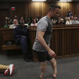 Pistorius camina sobre sus muñones en su vista de sentencia