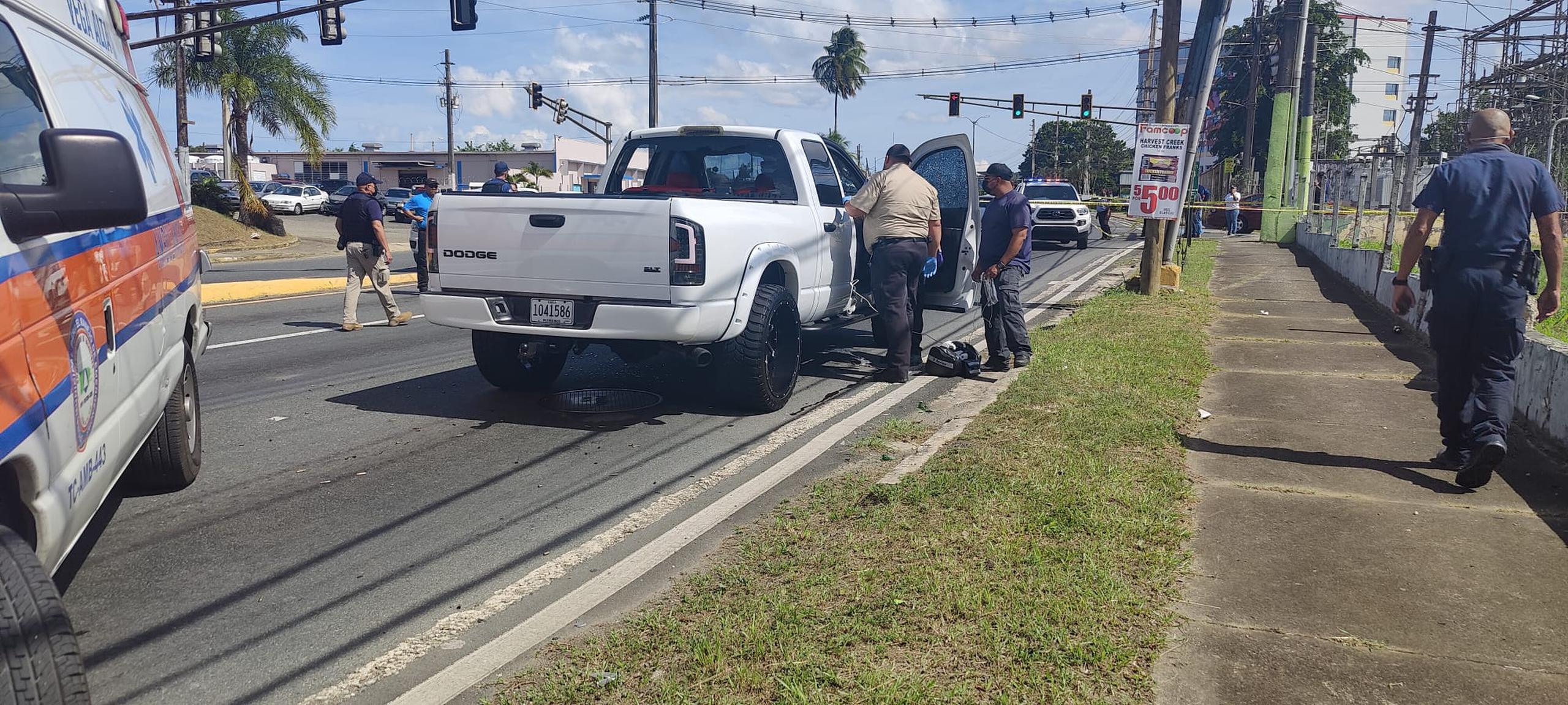 El pasajero de la camioneta fue baleado e  el kilómetro 31.5 de la carretera PR-2, en Vega Alta.