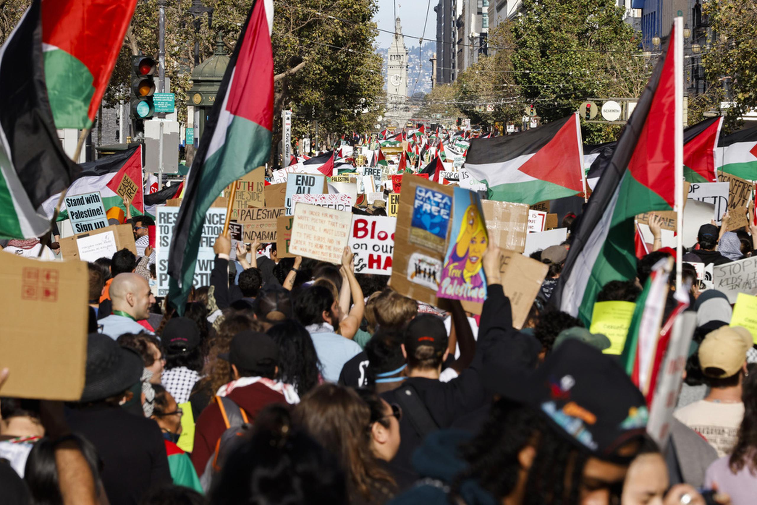 Miles de personas marchan en una protesta pro palestina a lo largo de Market Street en San Francisco, pidiendo un alto el fuego en la guerra entre Israel y Hamas, el 4 de noviembre de 2023.