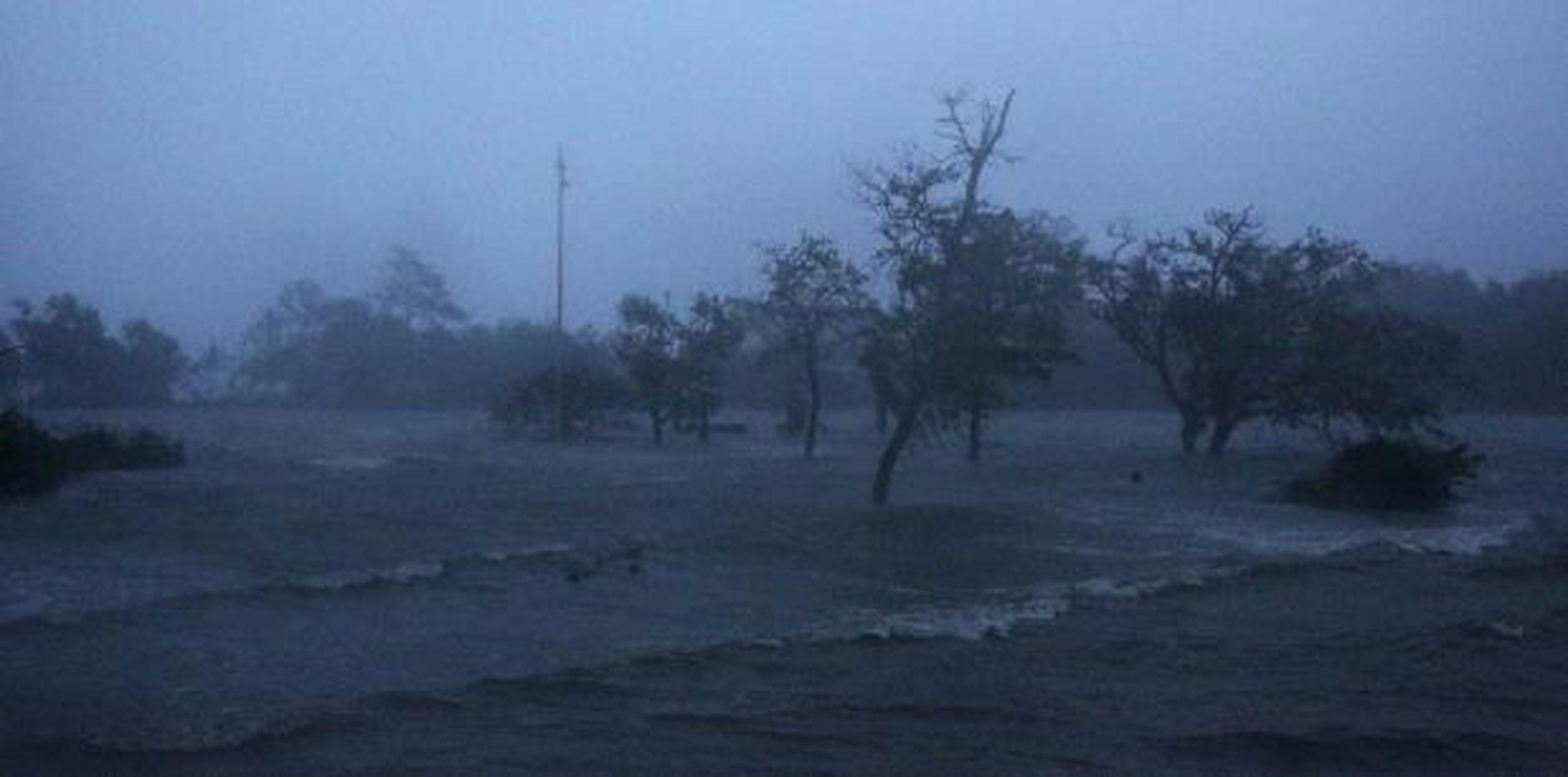 Fuertes vientos y mareas del huracán Florence golpean a Swansboro, Carolina del Norte, hoy, viernes. (AP / Tom Copeland)