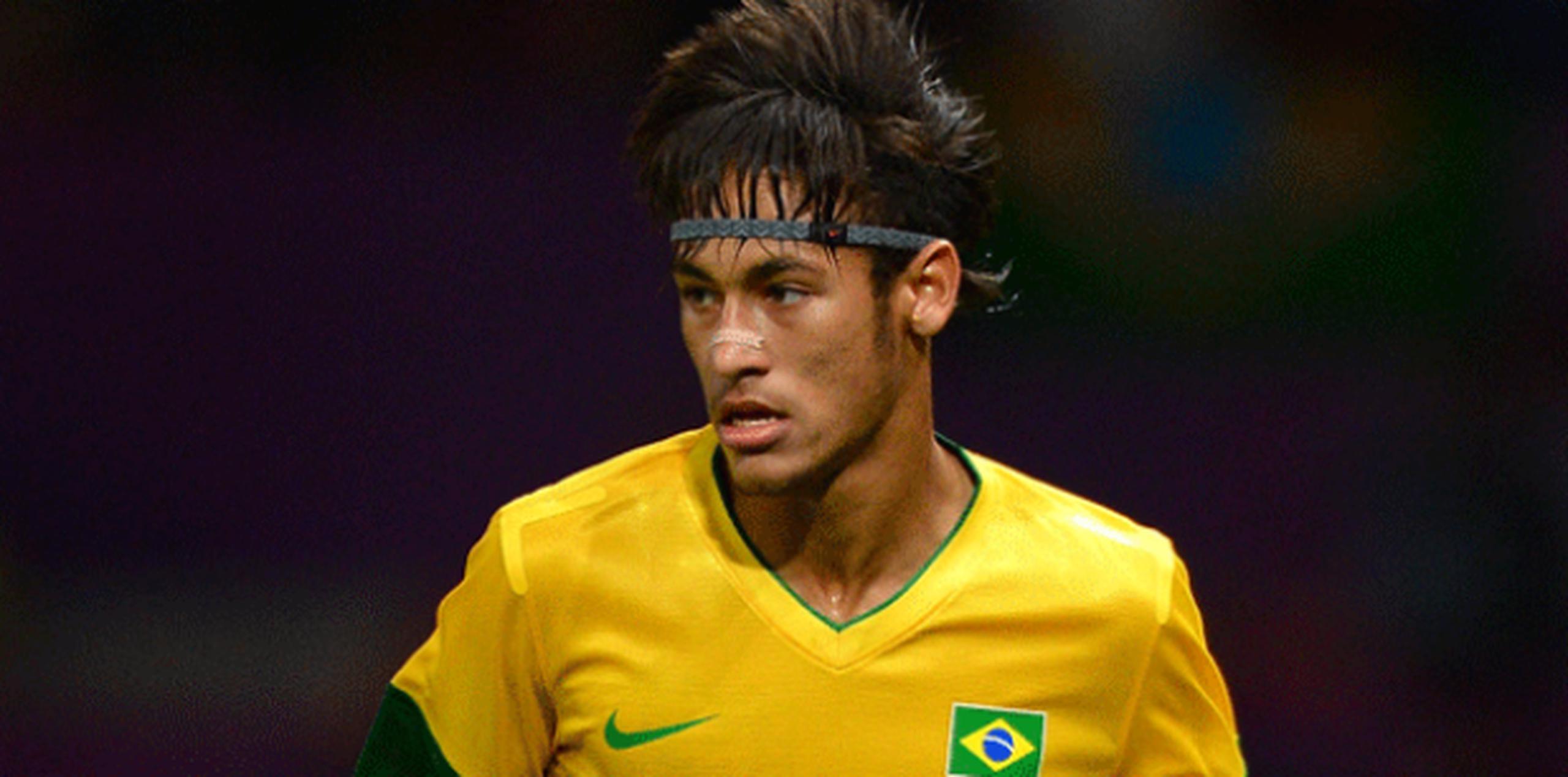 Neymar aterrizó a Barcelona procedente del Santos en 2013. El futbolista se ha convertido en el mejor socio de Lionel Messi. Pero las dudas sobre el coste de su fichaje, los contratos con el Santos y el padre del jugador planearon casi desde su llegada. (Archivo)