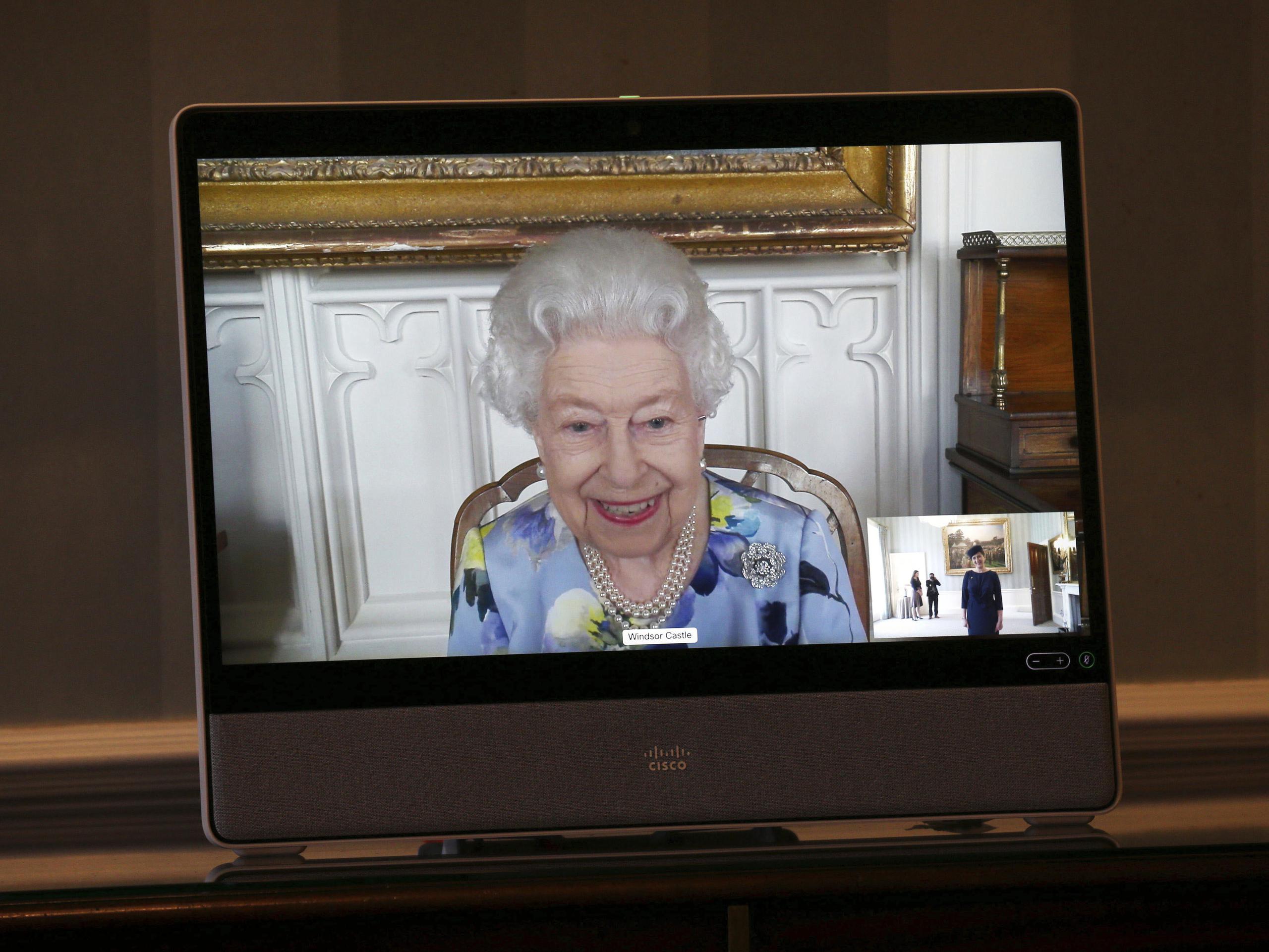 La reina Isabel II de Gran Bretaña en una pantalla durante una videollamada desde el Castillo de Windsor, donde está residiendo, en una audiencia virtual para recibir a su excelencia Ivita Burmistre, embajadora de Letonia, en el Palacio de Buckingham.