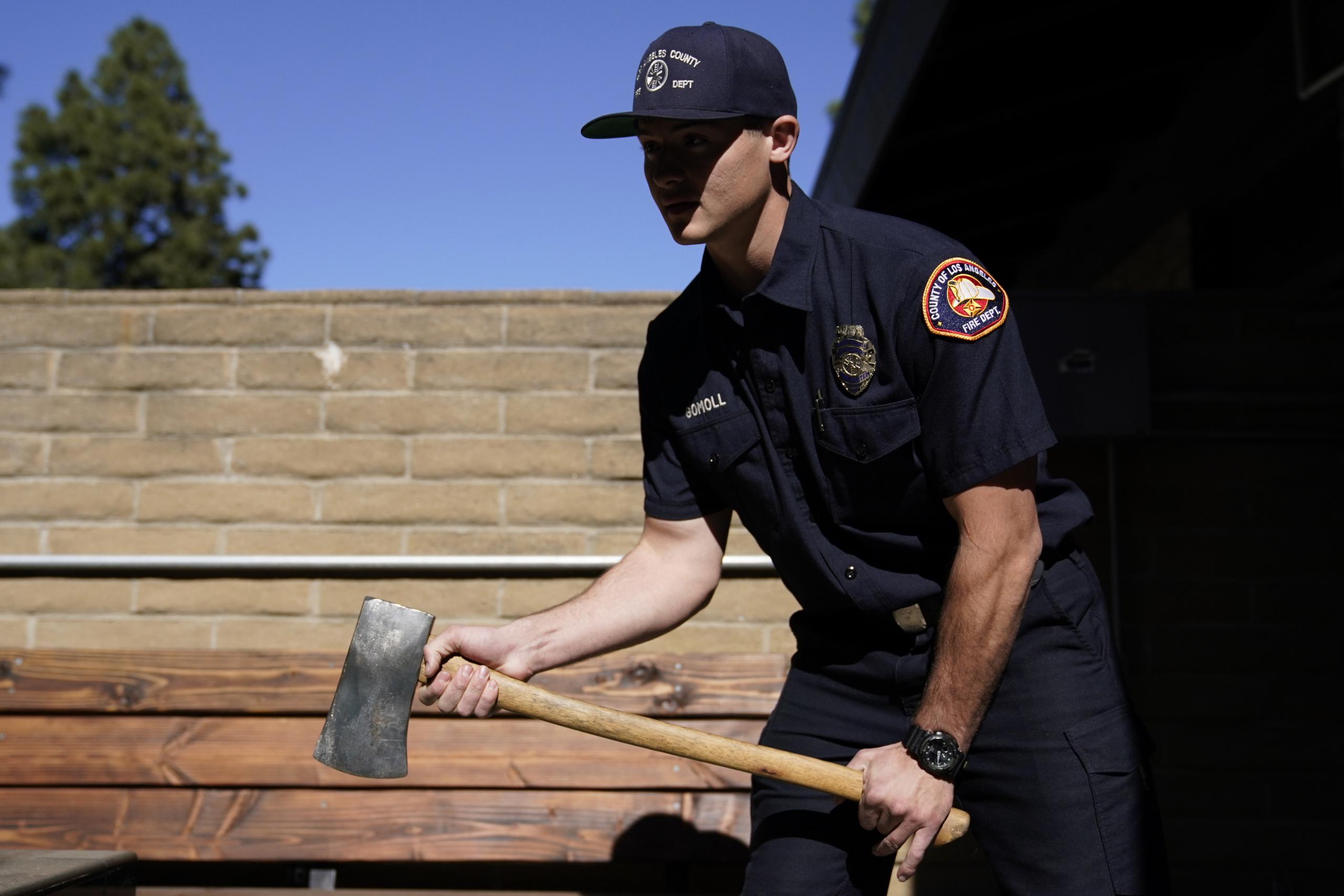 Cole Gomoll es un bombero en periodo de prueba del Departamento de Bomberos del Condado de Los Ángeles.