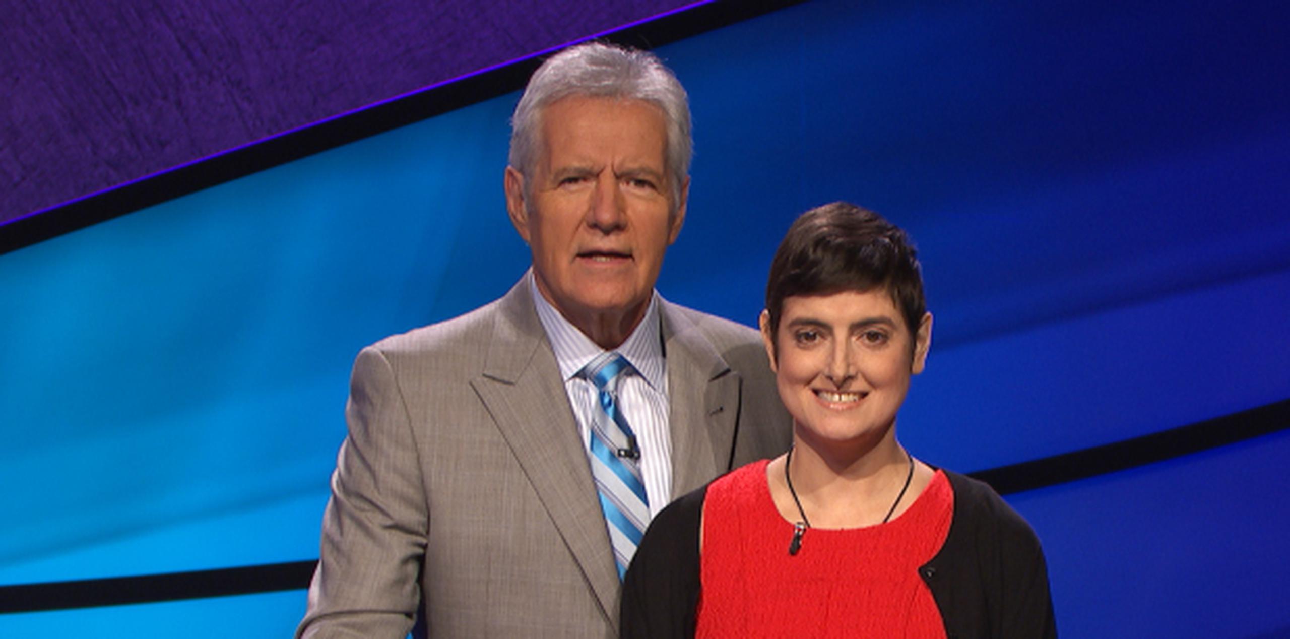 Cindy Stowell, junto al presentador de "Jeopardy!", Alex Trebek, donaría parte del dinero para investigaciones contra el cáncer. (AP)