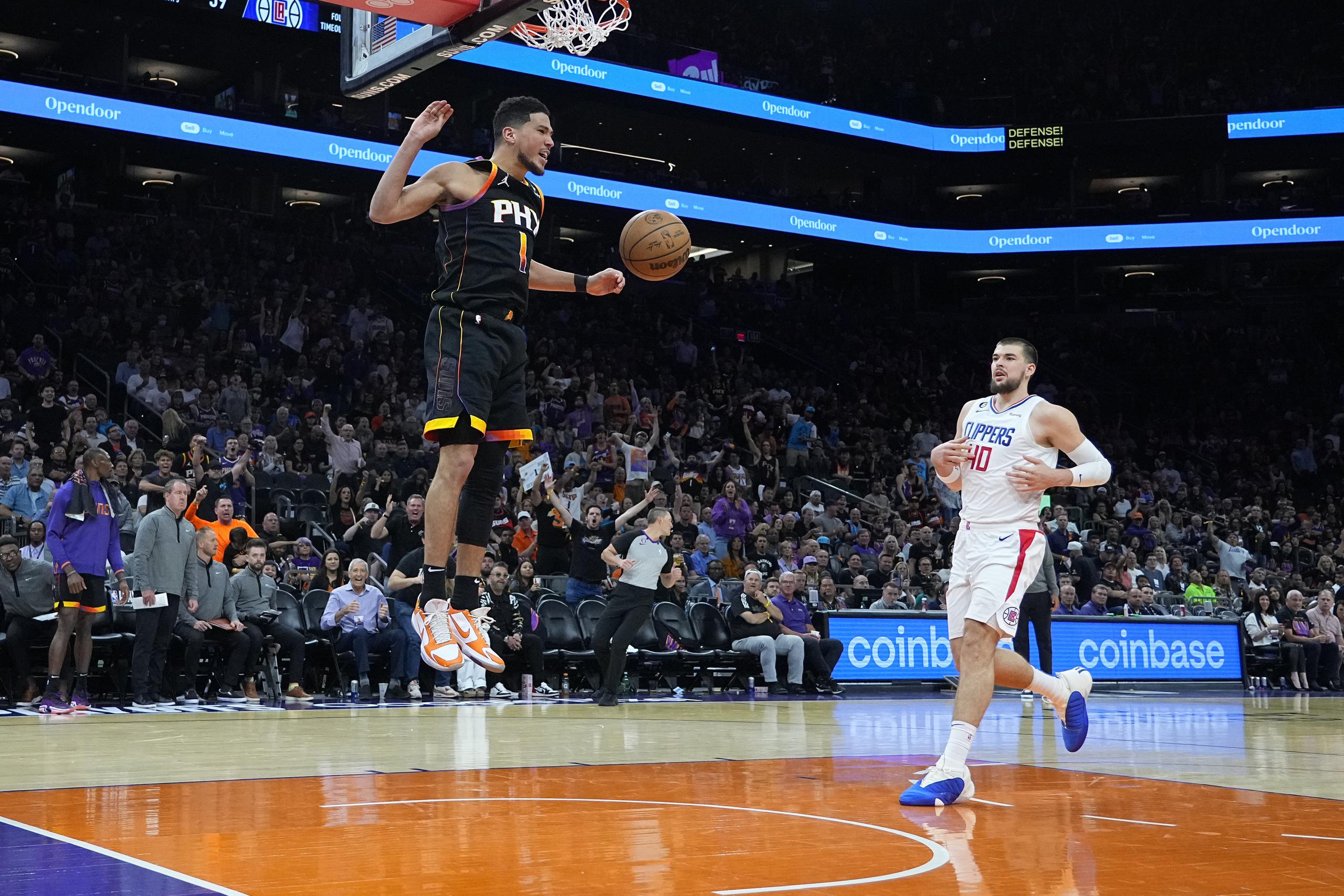 Devin Booker, base de los Suns de Phoenix, realiza una volcada ante los Clippers de Los Ángeles, en el segundo partido de la serie de primera ronda de los playoffs.