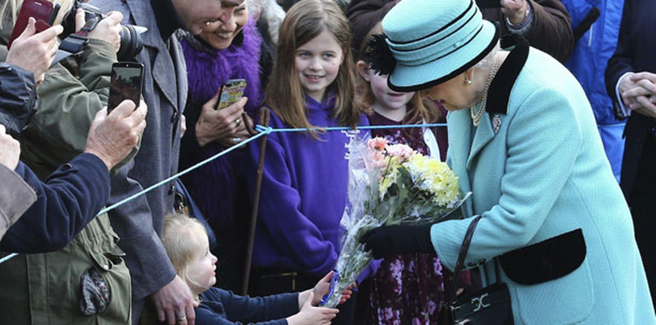 Nacida el 21 de abril de 1926, la reina celebró en 2016 su 90 cumpleaños con varios actos públicos y también un banquete para su familia y amigos en el castillo de Windsor, su residencia preferida a las afueras de Londres. (Gareth Fuller/PA Wire)