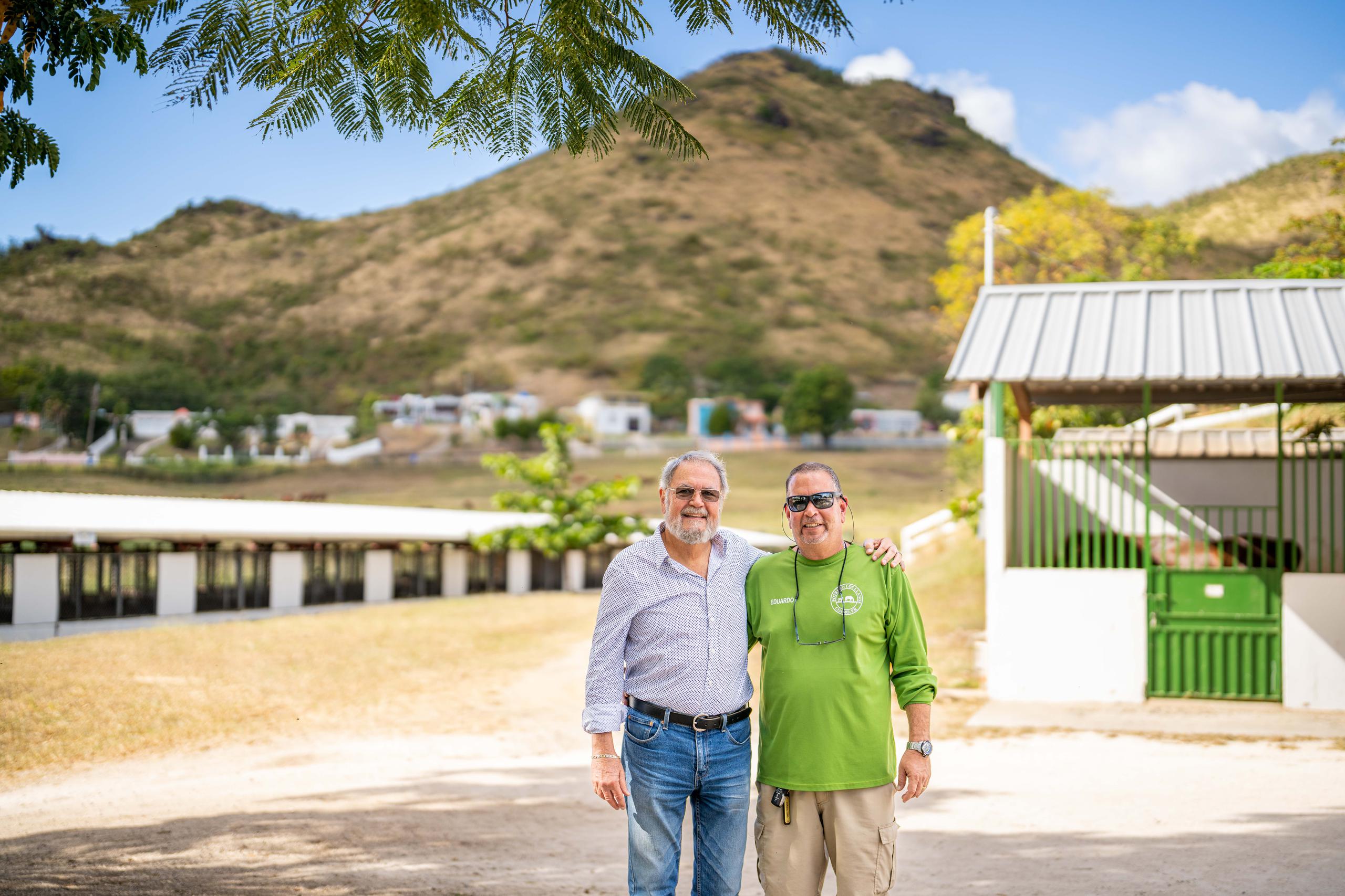 Danny Maldonado, propietario de Potrero Los Llanos, y su hijo Eduardo Maldonado, administran el Potrero Los Llanos.